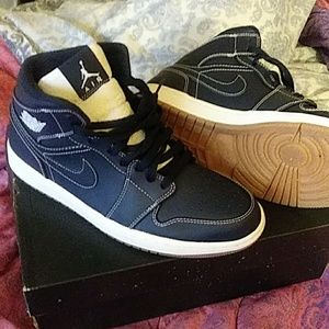 Air Jordan 1mid re2pect